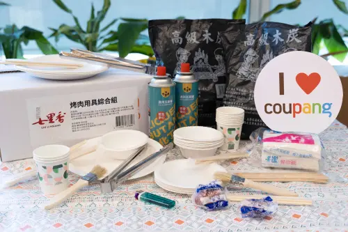 ▲Coupang酷澎讓中秋更省力，推薦七里香烤肉用具綜合組，將10人份餐具、生火用具一箱準備好。（圖／品牌提供）