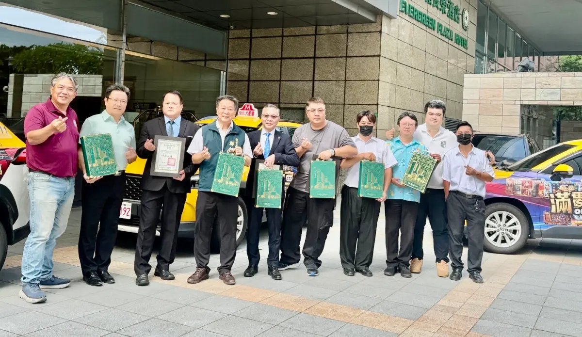 ▲ 臺南市政府教育局攜手台灣糖業股份有限公司、台糖長榮酒店（台南）及大都會計程車隊，共同辦理「2026月圓送暖・愛心助學童」中秋公益關懷行動。（圖／南市府提供）