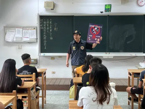 守護學童不漏接　高市少年警深入偏鄉校園宣導反毒、識詐