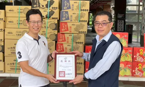 ▲仁武特殊教育學校校長戴官宇(左)致送感謝狀給大林煉油廠，由廠長許信豐(右)代表接受。(圖／中油大林煉油廠提供)
