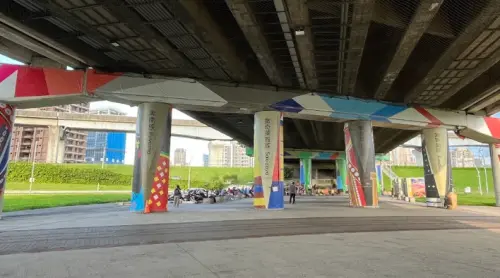 ▲新北市今年開放了 6 處河濱公園烤肉。圖為三重中山橋下原住民族主題園區。（圖／GoogleMaps）