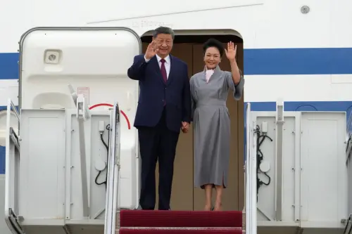 ▲習近平夫婦踏出機門，正式展開本次訪美行程。（圖／美聯社／達志影像）