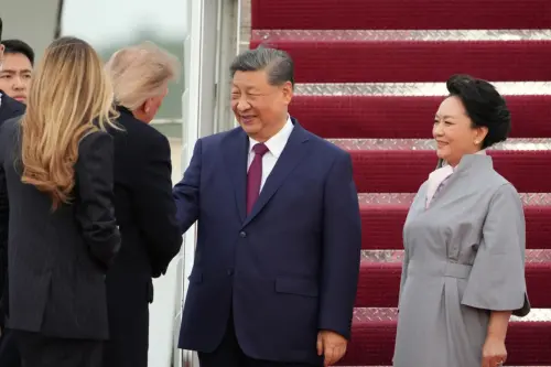 ▲美中元首夫婦在紅毯上握手、微笑寒暄。（圖／美聯社／達志影像）