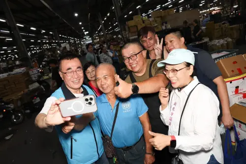 李四川清晨5點掃蘆洲市場　攤商送蒜、菜頭喊「凍蒜」