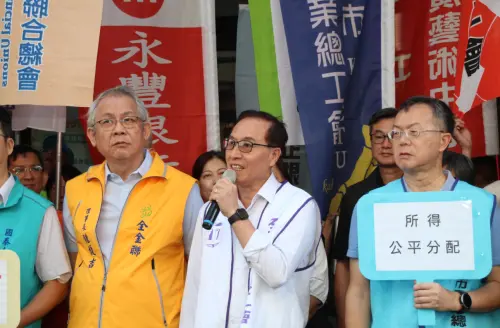 ▲戴國榮也點名，三三會理事長林伯豐先前提出今年調整3%才合理，認為扣掉CPI後，勞資共享的經濟成長果實不到1／10，認為根本不合理，「我們絕對不能接受最低工資的調幅3%！」（圖／記者鍾泓良攝影）
