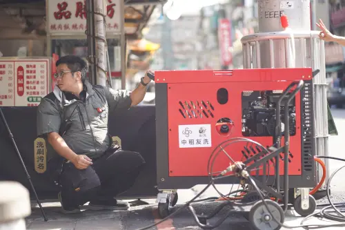 ▲中租控股捐贈「中租友洗號」熱水高壓清洗機，幫助弱勢工作者重建生活與自信。（圖／中租控股提供）