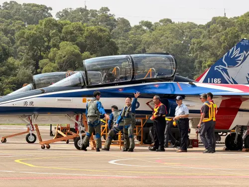 國機國造歷史性一刻！勇鷹號66架全數交機　董座親飛送空軍