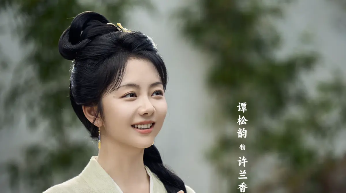 ▲《蘭香如故》被劇迷發現穿幫鏡頭，一名和尚把iPhone藏在經書底下。（圖／蘭香如故微博）