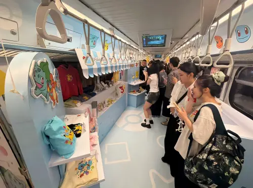 ▲車上設有寶可夢快閃店，可購入新光三越攜手台灣在地6大品牌推出的多款寶可夢授權商品、集點送商品等。（圖／記者嚴俊強攝 ,2026.09.24）