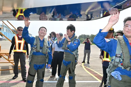 ▲曹進平上午率領下先後起飛，繞行清泉崗機場本場航線一圈後，特別朝漢翔沙鹿廠區方向低空衝場。（圖／漢翔提供）