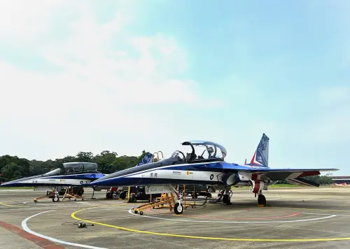 ▲國機國造指標機種「勇鷹號高級教練機」，最後2架，機號為1165、1166的勇鷹號今（24）日出廠。（圖／漢翔提供）