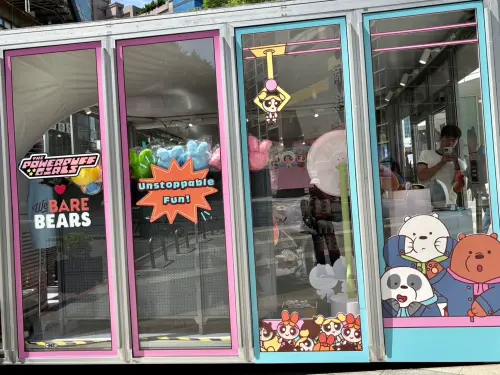 ▲快閃店外牆同樣充滿聯名角色，從店外就能感受到可愛氛圍。（圖／記者林若瑋攝）