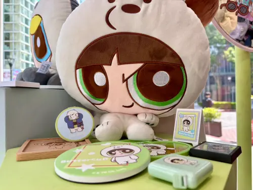 ▲毛毛與阿極的聯名造型登場，還有多款生活小物。（圖／記者林若瑋攝）