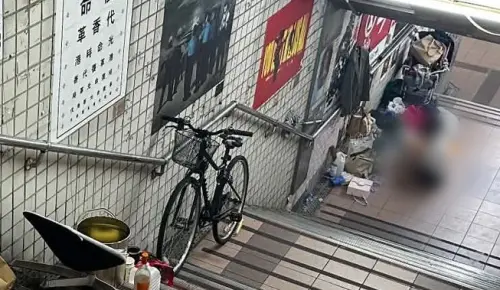 地下道變私人客廳！掛西裝、點薰香還烤雞　她們看到這物品超怕