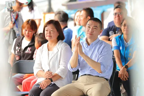 ▲基隆市長謝國樑出席亞果基隆八斗子遊艇碼頭啟用暨交船典禮，與現場來賓共同見證碼頭啟用。(圖 / 基隆市政府綜合發展處新聞科提供)