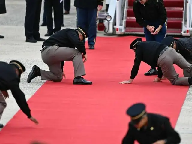▲美軍跪地擦紅毯迎習近平！12秒畫面炸鍋（圖／截自ＮＥＷＳ１８）