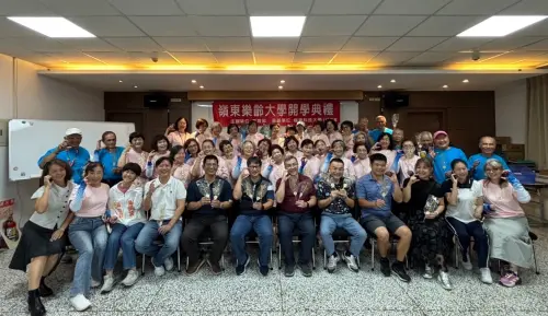 ▲嶺東科技大學樂齡大學24日舉行115學年度開學典禮，學員齊聚一堂，迎接新學年開學。（圖／嶺東樂齡大學提供）