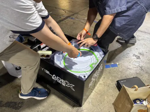 ▲戰鬥陀螺玩家現場切磋，從陀螺配置到發射技巧，每一場對決都考驗玩家實力。（圖／記者張志浩攝）