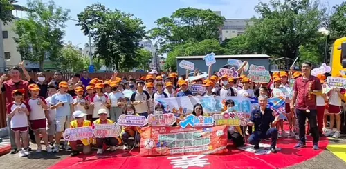 響應9月交通安全月！高雄市區監理所到鹽埕國小進行防禦駕駛安全