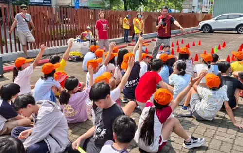 ▲高雄市區監理所到鹽埕國小進行防禦駕駛與反酒駕公共危險觀念宣導，與會學童互動熱絡。(圖／高雄市區監理所提供)