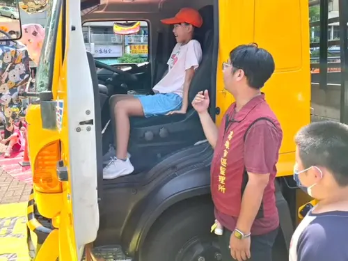 ▲高雄市區監理所到鹽埕國小進行防禦駕駛與反酒駕公共危險觀念宣導，與會學童登上大貨車瞭解視野死角內輪差的情形。(圖／高雄市區監理所提供)
