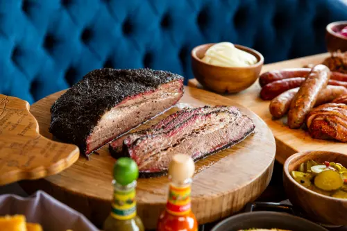 ▲台北萬豪INGE’S Bar&Grill 邀請到人氣德州煙燻 BBQ名店「Smokin'德州燒烤在嘉義」限定客座，推出菜色包含圖中的Smokin’經典「煙燻牛胸肉」。（圖／台北萬豪提供）