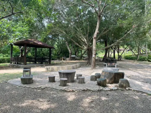 ▲台中清水區鰲峰山公園烤肉區：免費入場，設施完善，提供免費石桌、石椅及洗手台等，無需預約即可自由使用。（圖／台中市政府）