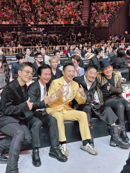 ▲任賢齊（左起）、黃舒駿、庾澄慶、小蟲和趙傳排排坐留影，畫面難能可貴。（圖／黃舒駿臉書）