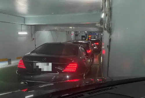 洋流太夯塞爆！賓士哥卡停車場1.5小時看嘸沈伯洋