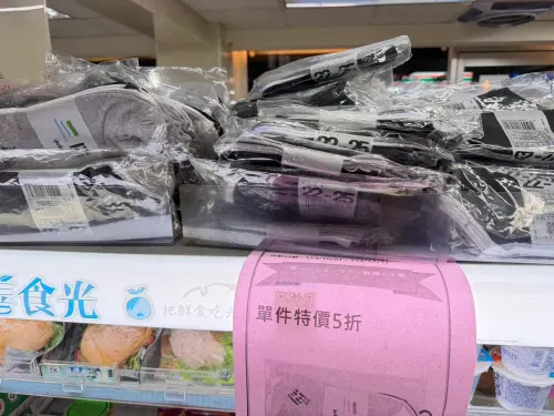 ▲記者先前走訪全家汐止福德一路門市，直擊倉石一樹聯名襪出清價為3雙50元，如今價格下殺至3雙30元。（圖／記者周淑萍攝，2025.11.14）