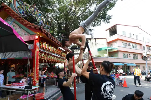 月圓臉不圓　廟前猛男快閃教練霸氣開招