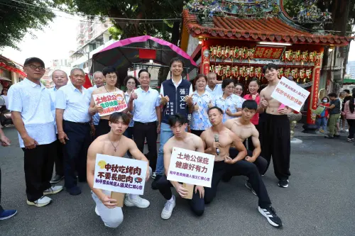 ▲北屯和平里長候選人張又仁結合中秋與土地公聖誕，攜手「小龍健身」猛男教練於和平里福德祠前熱力快閃。(圖／張又仁提供2026.9.25)