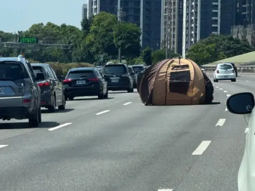 國道三號「很順突然大塞車」！整頂露營帳篷掉路中間　車主全傻眼