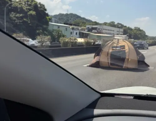 ▲許多車主都表示有在國道三號看到該頂帳篷，紛紛發出照片，引起熱烈討論。（圖/Threads）