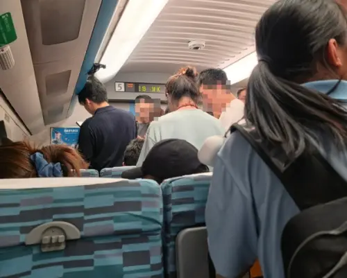 ▲高鐵每次到連假時總是超賣自由座車票，最後對號座也會強制變成自由座車廂，乘客上下車困難度大幅提升，今年中秋節也不例外。（圖/Threads）