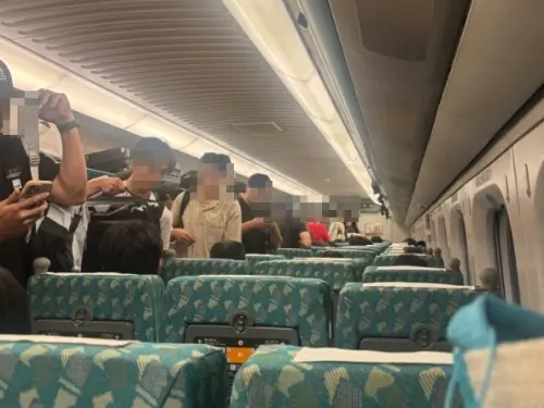 ▲民眾購買高鐵對號座在路線比較前站上車，對號座都還沒坐滿，自由座乘客多到已經擠進車廂內，導致下一站對號座乘客要進入車廂根本太困難。（圖/Threads）