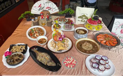 ▲這次菜色包括考驗大火快炒功夫、酸甜爽脆的經典府城味「台南鱔魚意麵」；充滿早期台灣辦桌記憶、豪邁又喜氣的「龍蝦三明治」；以鮮美紅蟳搭配香Q糯米的「紅蟳米糕」，呈現府城以豐盛宴席款待賓客的熱情。（圖／翻攝畫面）
