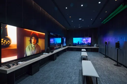 ▲全台獨家的 Cinema Room 沉浸影音空間，以BRAVIA 大尺寸智慧顯示器搭配家庭劇院影音設備，營造宛如置身電影院般的震撼視聽環境。（圖／台灣索尼股份有限公司提供）