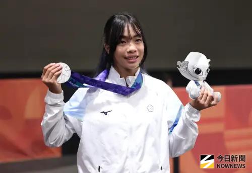 ▲在女子滑板公園式決賽中，14歲的林逸凡於首趟就狂飆85.15的高分，奠定奪銀基礎。（圖／記者朱永強攝）