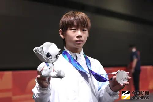 台灣滑板小將林逸凡、辜泳諺創紀錄摘亞運雙銀　背後都有偉大父愛
