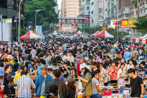 中壢中秋「萬人封街」烤肉！2圖看震撼畫面　官方推水岸賞月3景點