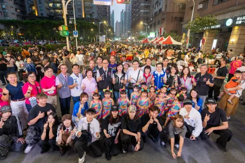 ▲張善政在「2026桃園新青年歡樂慶中秋『活力青春 愛在社區』活動」現場與民眾合照，也可看出萬人封街烤肉的震撼度。（圖／桃園市政府提供）