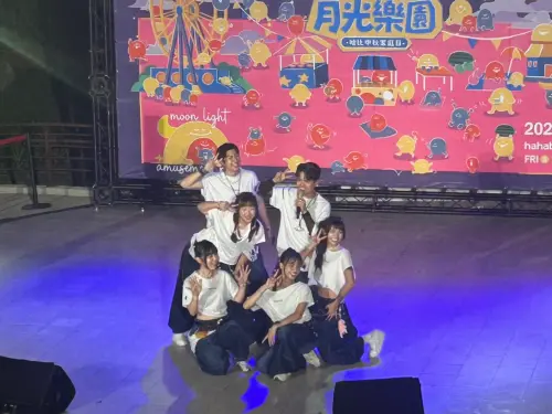 ▲蔡阿嘎（後排右一）還和團員帶來唱跳演出，現場氣氛相當歡樂。（圖／讀者提供）