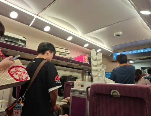 ▲高鐵商務艙乘客集體大爆氣，表示已經多次連假連商務艙都站滿許多自由座乘客，嚴重影響乘車品質，多花錢卻還是得不到最高品質的服務。（圖/Threads）