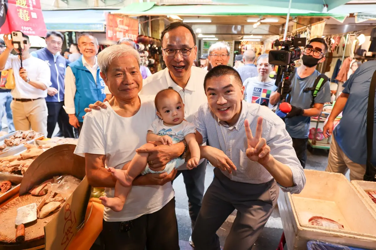 ▲國民黨前主席朱立倫（左三）趁著中秋假期，今陪同基隆市長謝國樑（右一）掃市場。（圖／翻攝畫面）