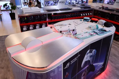 ▲中央造型桌體以全新ROG Gladius IV Ace電競滑鼠為設計原型，將其輪廓轉化為空間視覺焦點。（圖／華碩提供）
