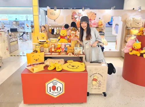 ▲快閃店現場集結超過100款小熊維尼主題商品。（圖／夢時代提供）