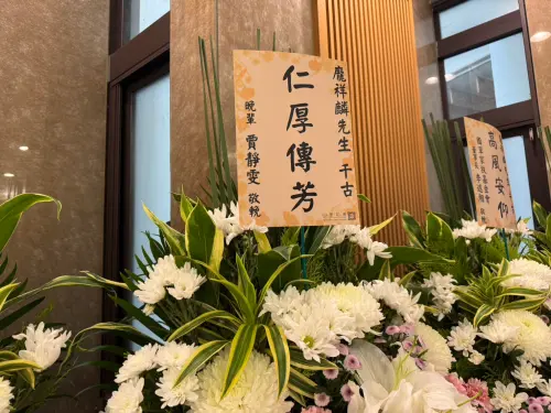 ▲賈靜雯以晚輩身份獻花龐祥麟致意，上面寫著「仁厚傳芳」。（圖／記者嚴俊強攝影）
