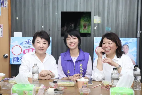 盧秀燕、黃敏惠組「學姐助選團」！首站獻給吳品叡還送「檸檬派」
