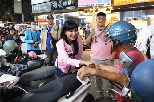 ▲ 鄧巧佩說：「每一次握手、每一句加油，對我來說都是一份託付。（圖／鳳山區市議員候選人鄧巧佩提供）